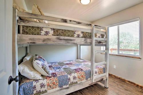 1 dormitorio con 2 literas y ventana en Angel Rock Rentals of Moab Unit 2 en Moab