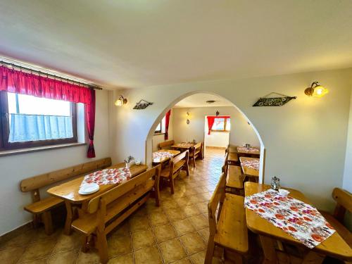 a restaurant with wooden tables and benches and a window at Dom Gościnny Granit in Biały Dunajec