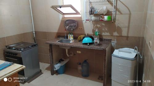 uma pequena cozinha com um lavatório e um fogão em Luxry flat in matrouh em Marsa Matruh