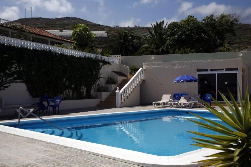 - une piscine en face d'une maison dans l'établissement El Hierro II, à San Juan de la Rambla