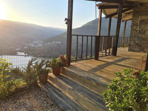 un porche de una casa con vistas al agua en Tomás Barqueiro, en Folgosa