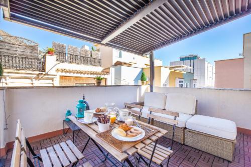 a patio with a table with food on it at CARTAGENAFLATS, Apartamentos Anfiteatro Romano in Cartagena