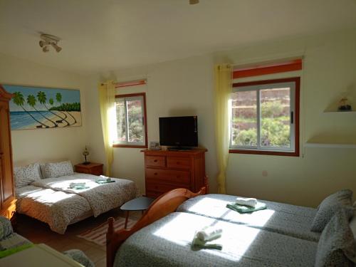 - un salon avec deux lits et un canapé dans l'établissement El Hierro II, à San Juan de la Rambla
