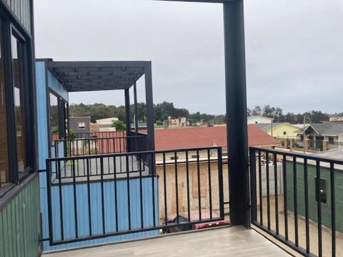 an open balcony with a view of a house at Twin Brothers Pichidangui 1 in Pichidangui