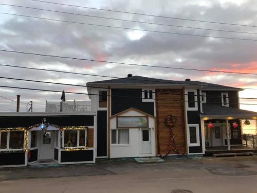 un edificio con luces de Navidad delante de él en Séjour, Flèche du fjord, vue Saguenay, Mont Valin en Saint-Fulgence