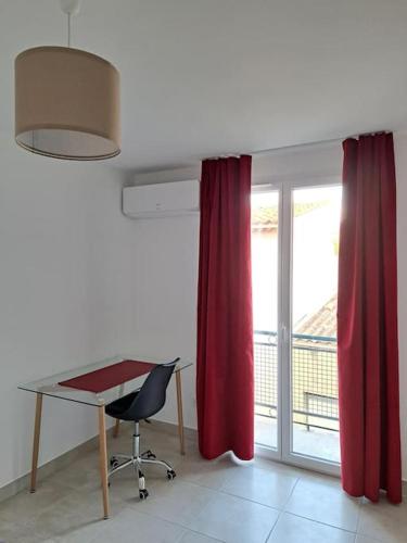 Cette chambre dispose d'un bureau et d'une chaise. dans l'établissement Grand T2 Clim & Fibre - centre universités Béziers, à Béziers