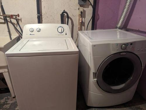 una lavatrice e una lavatrice in camera di The home of peace a Brantford