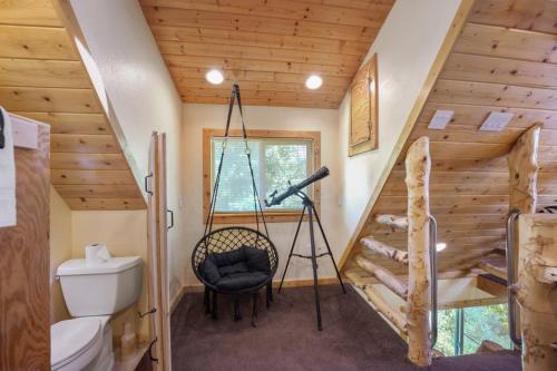uma casa de banho com uma câmara num tripé numa cabana de madeira em Zen Zion accommodates large groups of up to 30 em Glendale