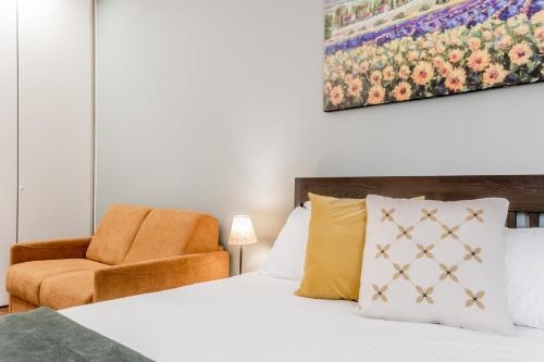 una camera da letto con un letto e una sedia di Dardanelli house a Roma