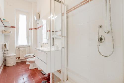 un bagno bianco con doccia e WC di Dardanelli house a Roma