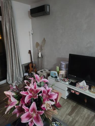 una sala de estar con un gran ramo de flores rosas en Apartment de Lux in regim hotelier, en Oradea