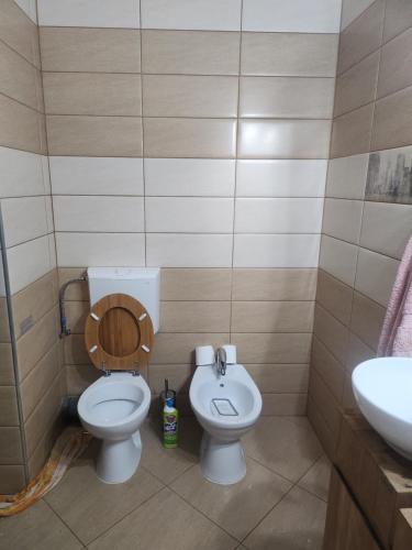 y baño con aseo y lavamanos. en Apartment de Lux in regim hotelier, en Oradea
