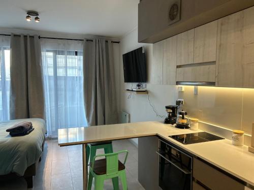 a kitchen with a counter and a bed in a room at Departamento Estudio, centrico in Temuco