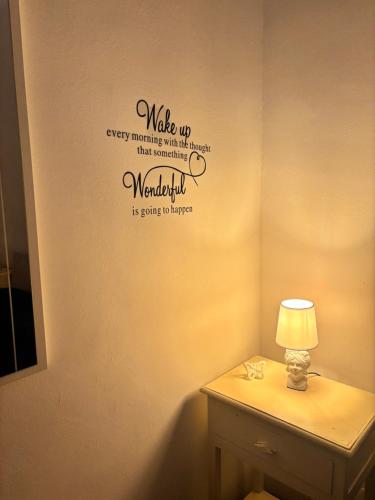 Una habitación con una pared con un cartel de maquillaje. en Butterflies Home Giardini Naxos, en Schisò