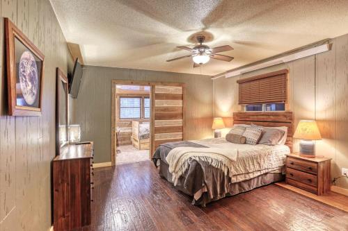 1 dormitorio con 1 cama y ventilador de techo en Hygge House on the Creek en Rapid City