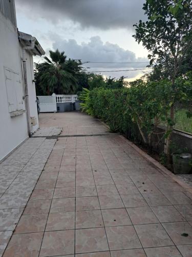 a walkway outside of a house with a building at Studio à Marie-Galante in Capesterre