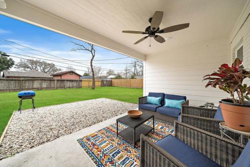 Un patio con un ventilador de techo y un sofá. en Arcade Covered Patio Sleep 10 3 Bedroom 2 Bath Game Room, en Pasadena