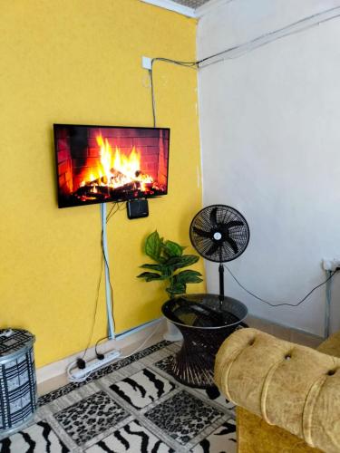 Телевизия и/или развлекателен център в Serenity Studio Nakuru CBD-WiFi-Ample Parking-Netflix-Budget Rates