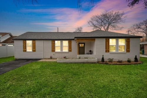 una casa blanca con un patio con una casa en Arcade Covered Patio Sleep 10 3 Bedroom 2 Bath Game Room, en Pasadena