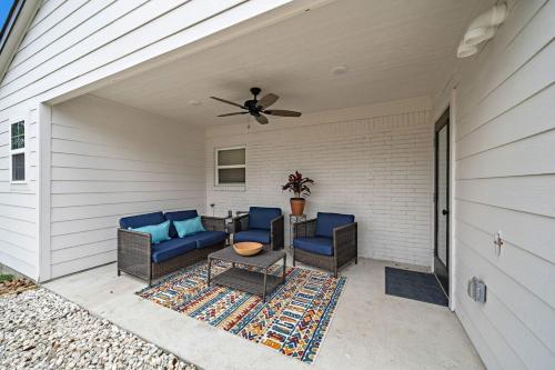 Posezení v ubytování Arcade Covered Patio Sleep 10 3 Bedroom 2 Bath Game Room