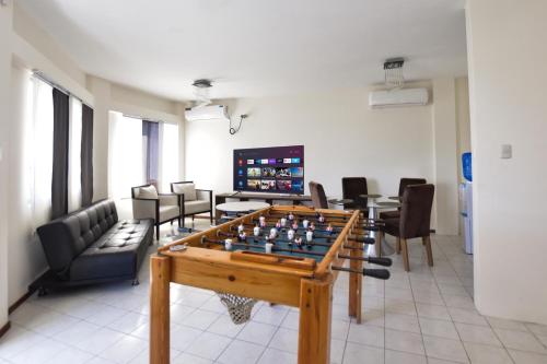 Hostal Judy Suites في ساليناس: غرفة معيشة مع طاولة وطاولة شطرنج