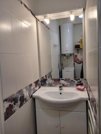 une salle de bain avec un lavabo et un miroir dans l'établissement Studio L'Echappée 3 étoiles, à Nyons