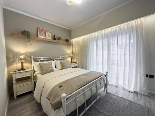 依克希亞的住宿－Ixia home，一间卧室设有一张大床和一个窗户。