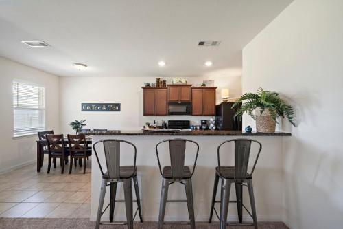 Η κουζίνα ή μικρή κουζίνα στο Come stay a while 3 bedroom WiFi Smart TV in every room Covered Patio Fire Pit Quiet Home on Large Lot 5 Star Super Host