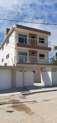 ein Gebäude mit einem Balkon an der Seite in der Unterkunft Recanto do Mar em Peroba 02 in Maragogi