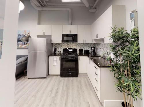 A kitchen or kitchenette at Bachelor apartment in downtown