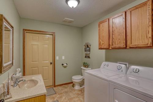 La salle de bains est pourvue d'un lavabo, d'un lave-linge et d'un sèche-linge. dans l'établissement Sunny Day Hideaway, à Sturgis