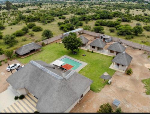 uma vista aérea de uma casa com piscina em In The Bush Farm Lodge em Winterveld