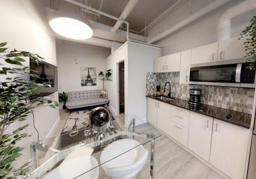 Kitchen o kitchenette sa Studio in the heart of downtown