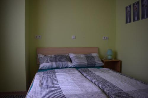 a bedroom with a bed with a purple comforter and pillows at Marktstübchen an der schönen Loreley in Bornich