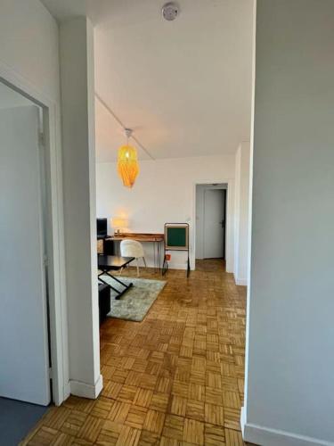 a room with a hallway with a desk and a television at 2P calme - climatisation - 70m du métro M4 Barbara - 4 pers maximum in Montrouge