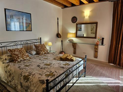 a bedroom with a bed and a mirror on the wall at Agriturismo Alle Albare in Montorio Veronese