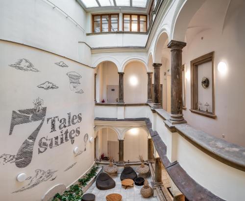 プラハにある7 Tales Apartments by Adrezの壁画のある建物の階段