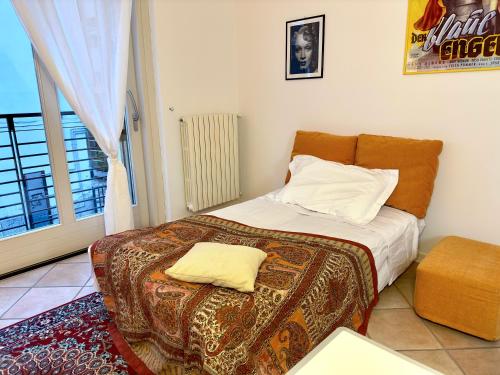 a small bedroom with a bed and a window at In centro a due passi dal lago in Iseo