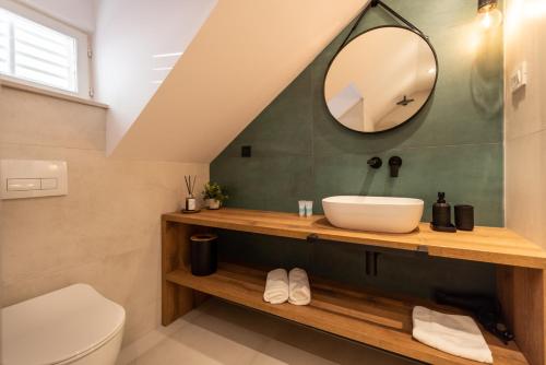 un bagno con lavandino e specchio di Shee-Lu Suite 2 a Dubrovnik