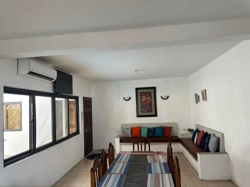 sala de estar con mesa y sofá en Casa 2 Salinas Monterrico completamente equipada y con piscina privada, en Monterrico