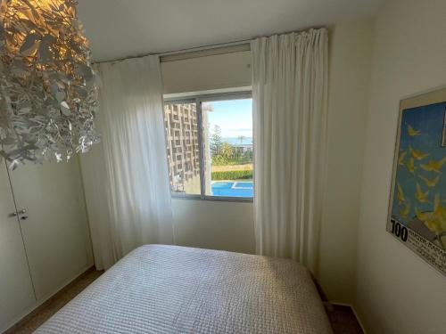 Schlafzimmer mit einem Bett und einem Fenster in der Unterkunft EPIS - large luxury apartment with sea view in Benicàssim