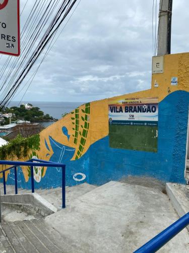un mural de un pez al costado de una pared en casinhavila130 en Salvador