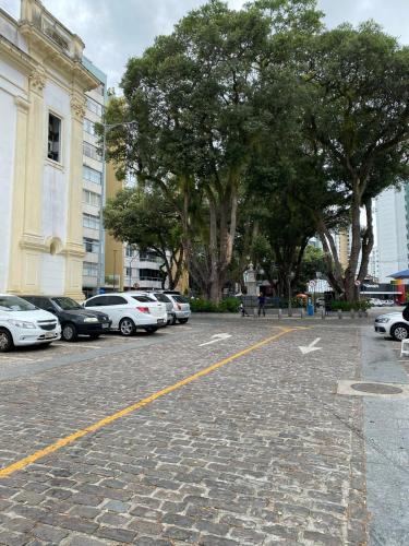 un estacionamiento con un montón de coches aparcados en casinhavila130 en Salvador
