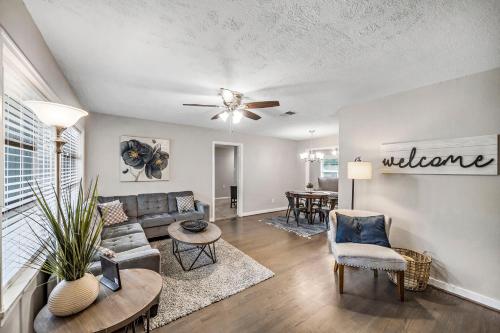 een woonkamer met een bank en een tafel bij 3 Bedroom Home The Neighborhood Spot desks in 2 rooms high speed Internet wifi Kick Back & Relax close to Houston Hobby Airport 5 star superhost in Pasadena