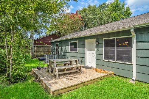 een achtertuin met een picknicktafel en een huis bij 3 Bedroom Home The Neighborhood Spot desks in 2 rooms high speed Internet wifi Kick Back & Relax close to Houston Hobby Airport 5 star superhost in Pasadena
