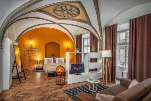 - une chambre avec un lit et une télévision dans l'établissement 7 Tales Apartments by Adrez, à Prague