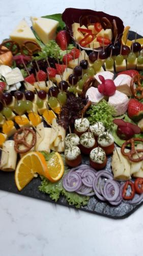 a tray filled with different types of vegetables and fruits at Marktstübchen an der schönen Loreley in Bornich