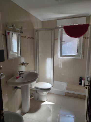 uma casa de banho com um WC, um lavatório e um chuveiro em Travesía de La Rioja em Casalarreina