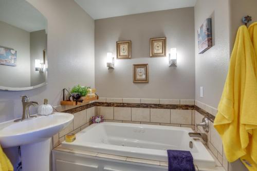 La salle de bains est pourvue d'une grande baignoire et d'un lavabo. dans l'établissement Sweet Diva Abode in Oregon Wine Country with Patio, 