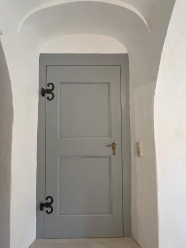 Schwarzenberg/Erzgebirge的住宿－Gewölbe-Stübchen im Herrenhof，走廊上设有拱门的白色门